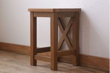 レトロ家具　昭和レトロな古い学校の角スツール(1)