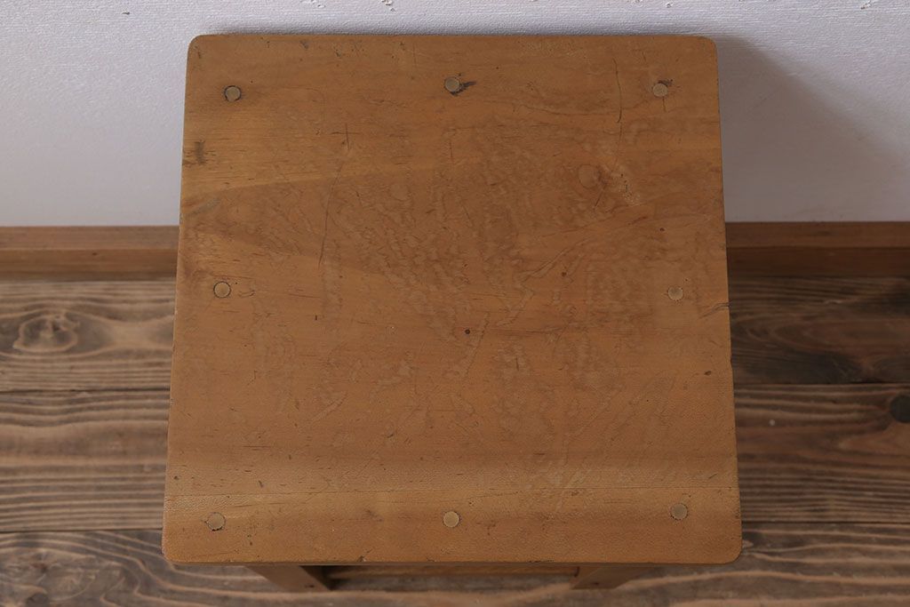 レトロ家具　昭和レトロな古い学校の角スツール(1)