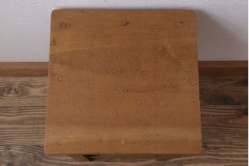 レトロ家具　昭和レトロな古い学校の角スツール(1)