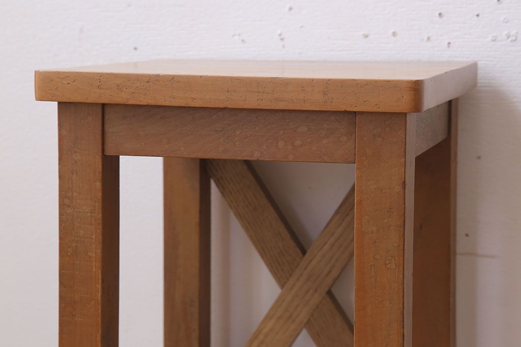 レトロ家具　昭和レトロな古い学校の角スツール(1)