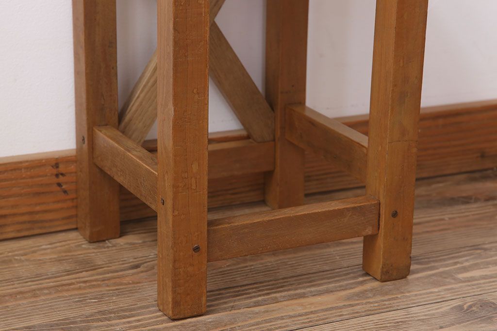 レトロ家具　昭和レトロな古い学校の角スツール(1)