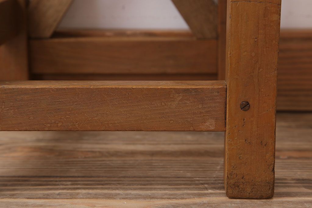 レトロ家具　昭和レトロな古い学校の角スツール(1)
