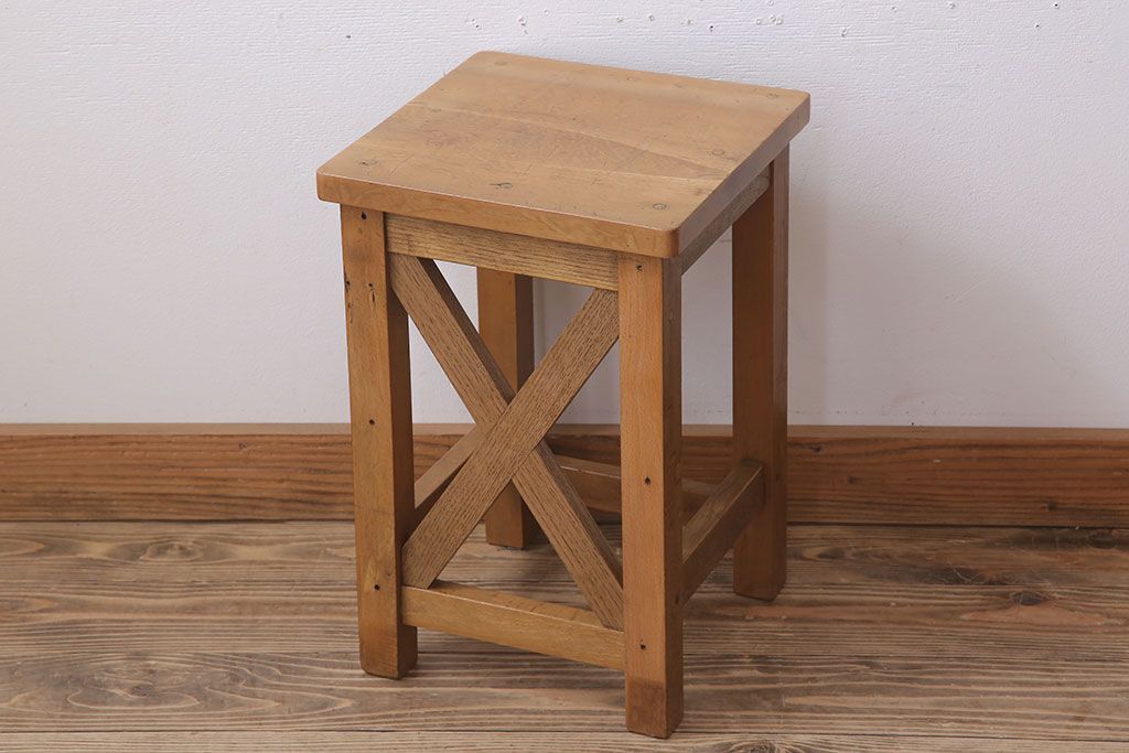 レトロ家具　昭和レトロな古い学校の角スツール(1)