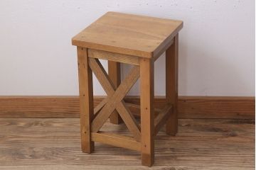 レトロ家具　昭和レトロな古い学校の角スツール(1)