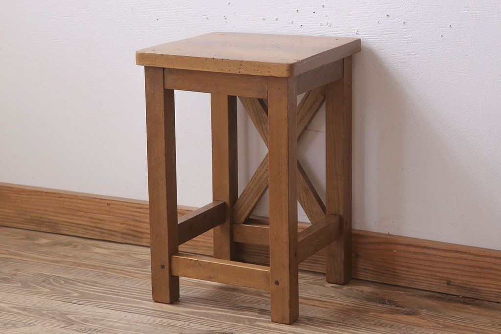 レトロ家具　昭和レトロな古い学校の角スツール(2)