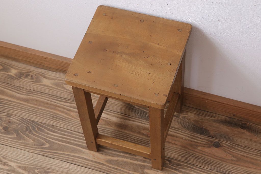 レトロ家具　昭和レトロな古い学校の角スツール(2)