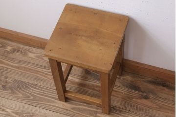 レトロ家具　昭和レトロな古い学校の角スツール(2)
