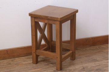 レトロ家具　昭和レトロな古い学校の角スツール(2)