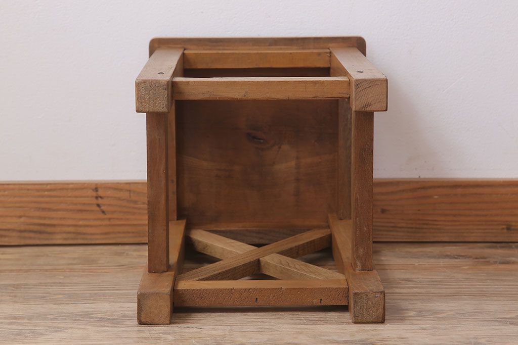 レトロ家具　昭和レトロな古い学校の角スツール(2)