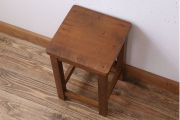 レトロ家具　昭和レトロな古い学校の角スツール(3)