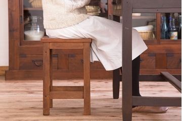 レトロ家具　昭和レトロな古い学校のアンティーク角スツール(1)