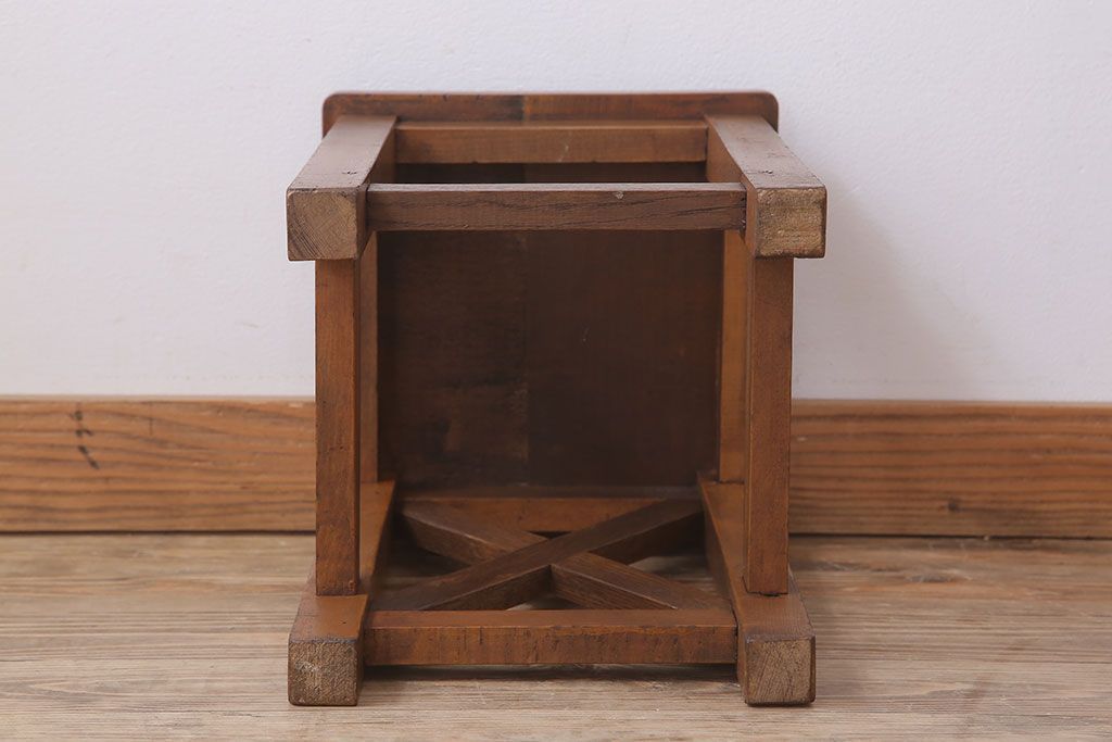 レトロ家具　昭和レトロな古い学校のアンティーク角スツール(1)