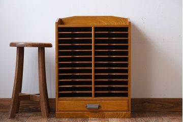 アンティーク家具　古い木製の小ぶりなアンティーク縦型書類棚(カルテケース)