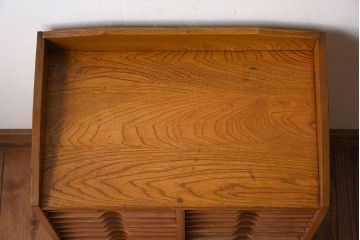アンティーク家具　古い木製の小ぶりなアンティーク縦型書類棚(カルテケース)