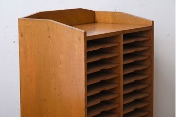 アンティーク家具　古い木製の小ぶりなアンティーク縦型書類棚(カルテケース)