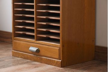 アンティーク家具　古い木製の小ぶりなアンティーク縦型書類棚(カルテケース)