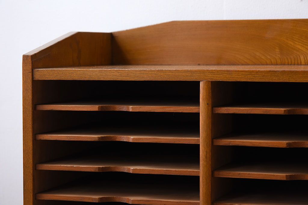 アンティーク家具　古い木製の小ぶりなアンティーク縦型書類棚(カルテケース)