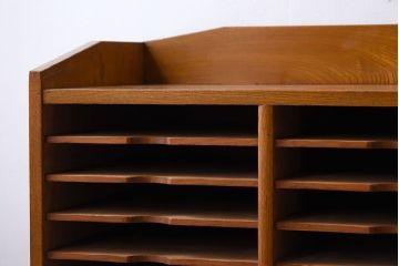 アンティーク家具　古い木製の小ぶりなアンティーク縦型書類棚(カルテケース)