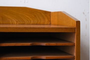 アンティーク家具　古い木製の小ぶりなアンティーク縦型書類棚(カルテケース)