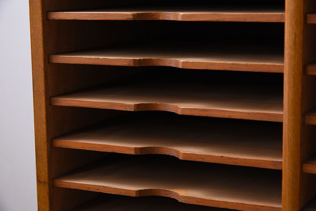 アンティーク家具　古い木製の小ぶりなアンティーク縦型書類棚(カルテケース)