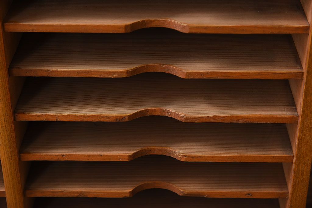 アンティーク家具　古い木製の小ぶりなアンティーク縦型書類棚(カルテケース)