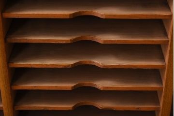 アンティーク家具　古い木製の小ぶりなアンティーク縦型書類棚(カルテケース)