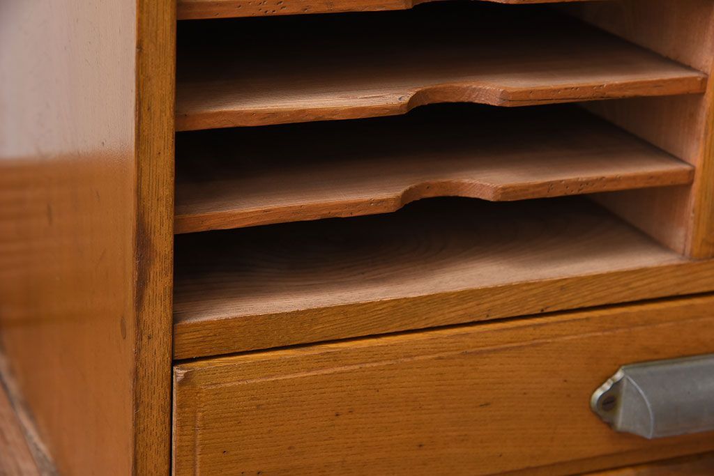 アンティーク家具　古い木製の小ぶりなアンティーク縦型書類棚(カルテケース)