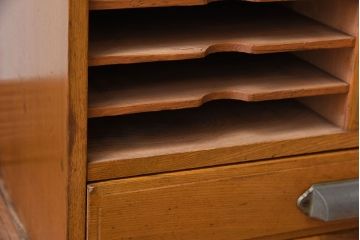 アンティーク家具　古い木製の小ぶりなアンティーク縦型書類棚(カルテケース)