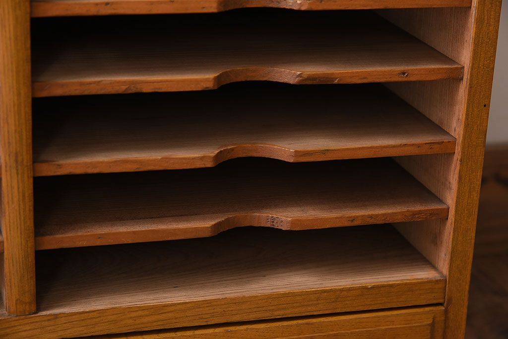 アンティーク家具　古い木製の小ぶりなアンティーク縦型書類棚(カルテケース)