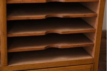 アンティーク家具　古い木製の小ぶりなアンティーク縦型書類棚(カルテケース)