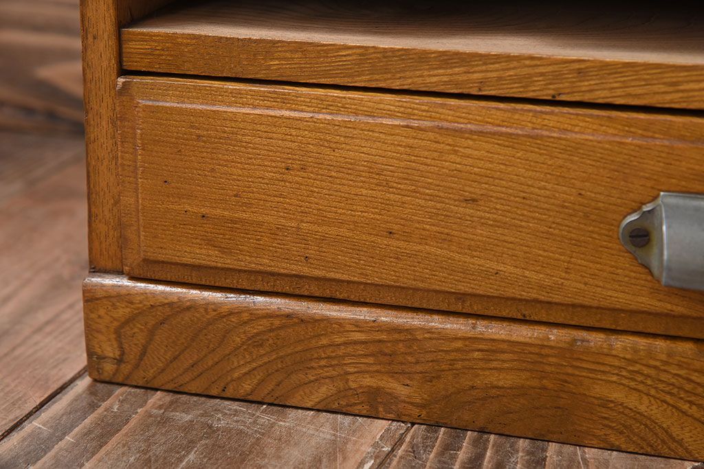 アンティーク家具　古い木製の小ぶりなアンティーク縦型書類棚(カルテケース)