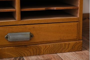 アンティーク家具　古い木製の小ぶりなアンティーク縦型書類棚(カルテケース)