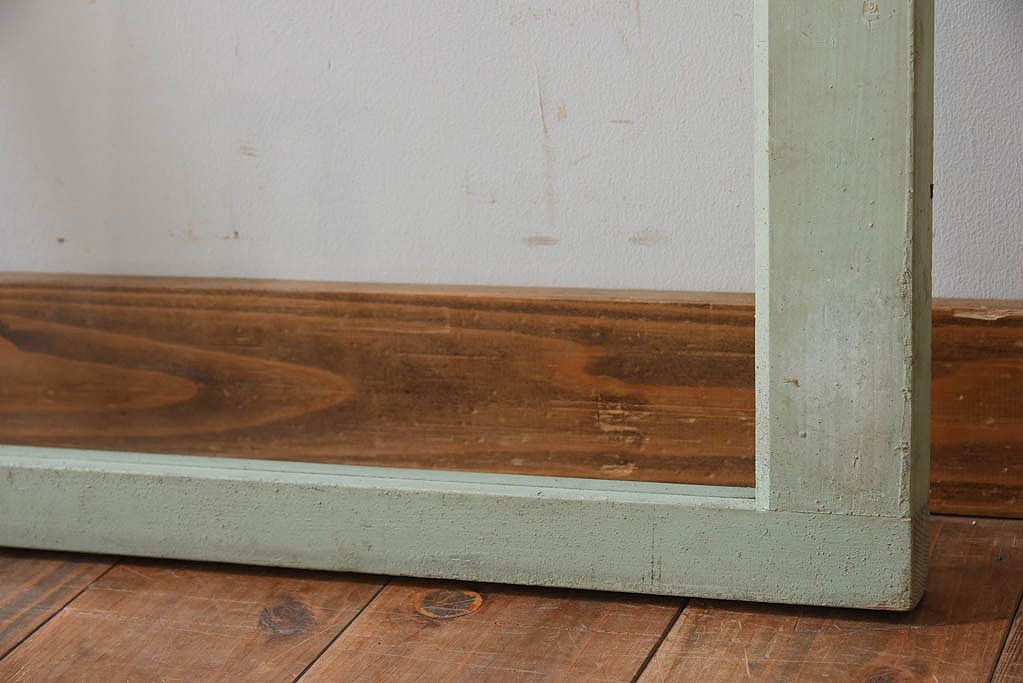 オリジナルペイントの小さな明り取り(窓)