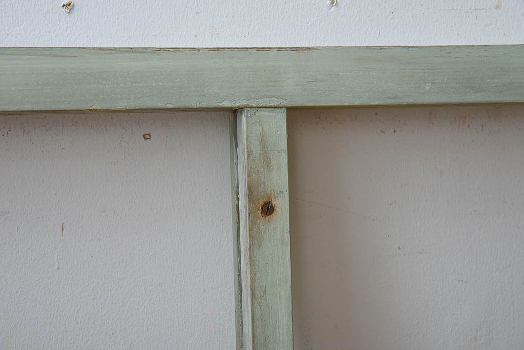 オリジナルペイントの小さな明り取り(窓)