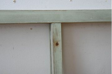 オリジナルペイントの小さな明り取り(窓)