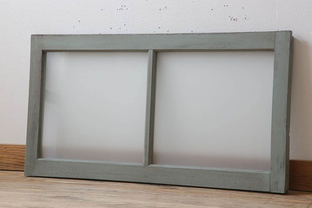 オリーブグリーンペイントの小さなガラス戸(窓)