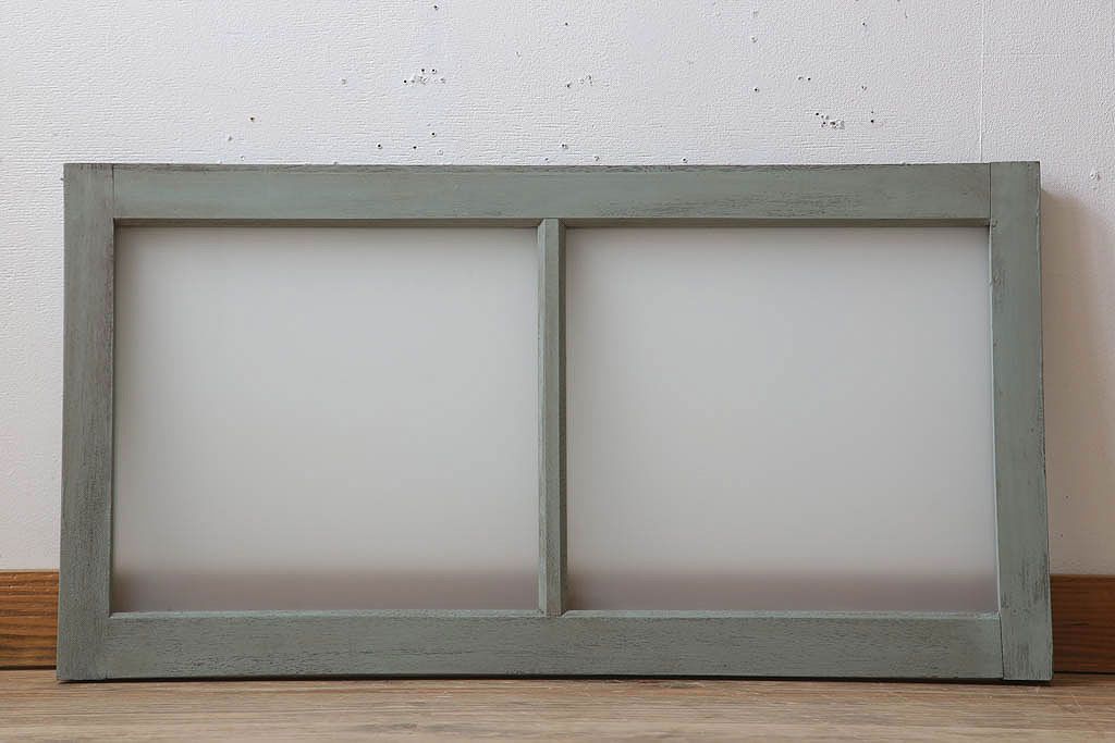 オリーブグリーンペイントの小さなガラス戸(窓)