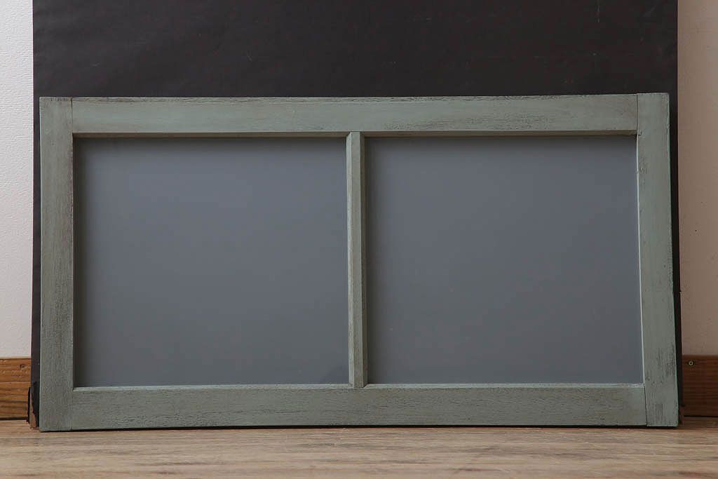 オリーブグリーンペイントの小さなガラス戸(窓)