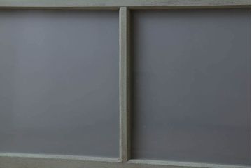 オリーブグリーンペイントの小さなガラス戸(窓)