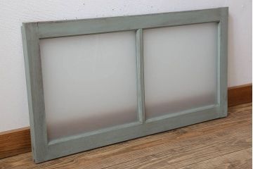 オリーブグリーンペイントの小さなガラス戸(窓)