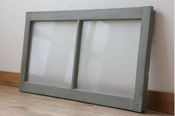 オリーブグリーンペイントの小さなガラス戸(窓)