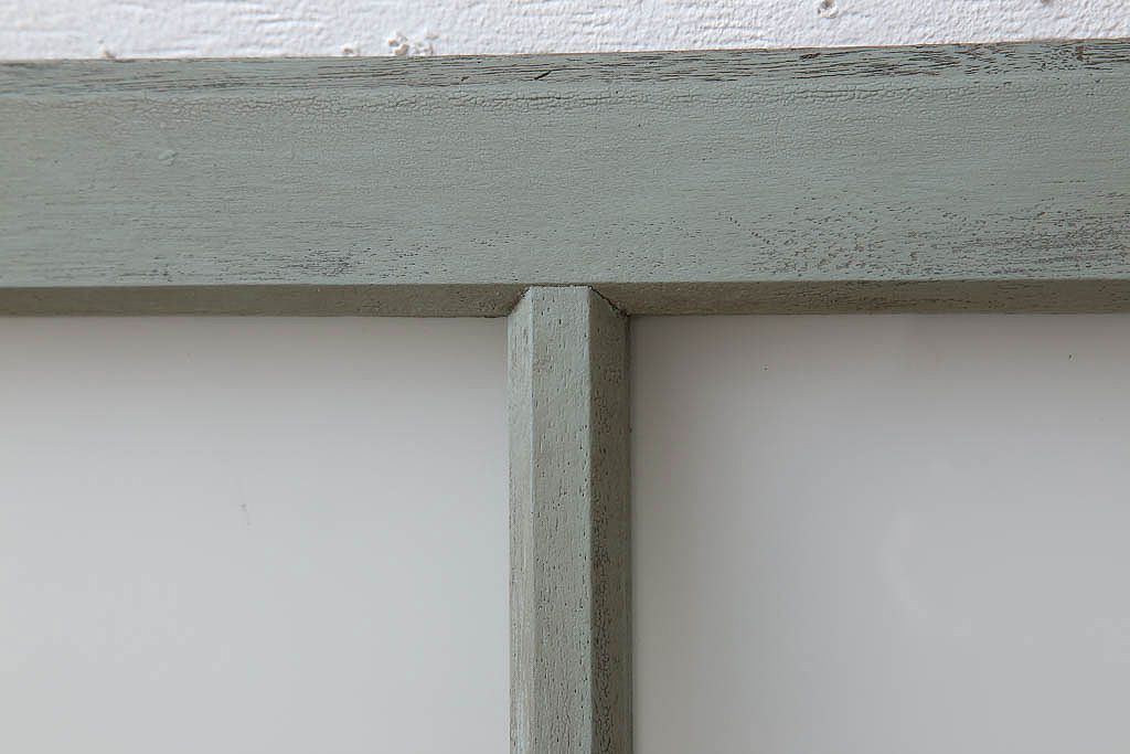 オリーブグリーンペイントの小さなガラス戸(窓)