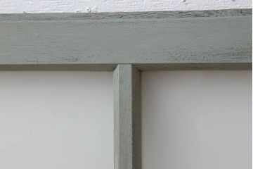 オリーブグリーンペイントの小さなガラス戸(窓)