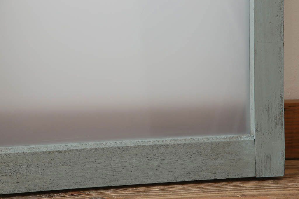 オリーブグリーンペイントの小さなガラス戸(窓)