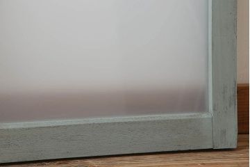 オリーブグリーンペイントの小さなガラス戸(窓)