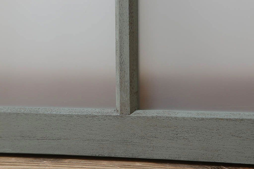 オリーブグリーンペイントの小さなガラス戸(窓)