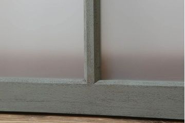 オリーブグリーンペイントの小さなガラス戸(窓)