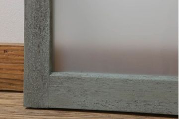 オリーブグリーンペイントの小さなガラス戸(窓)