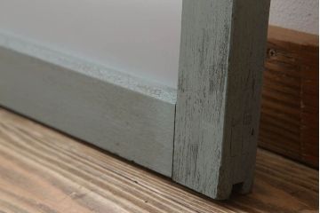 オリーブグリーンペイントの小さなガラス戸(窓)