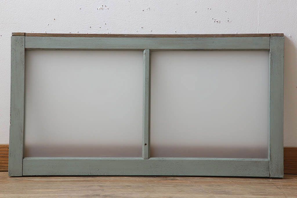 オリーブグリーンペイントの小さなガラス戸(窓)